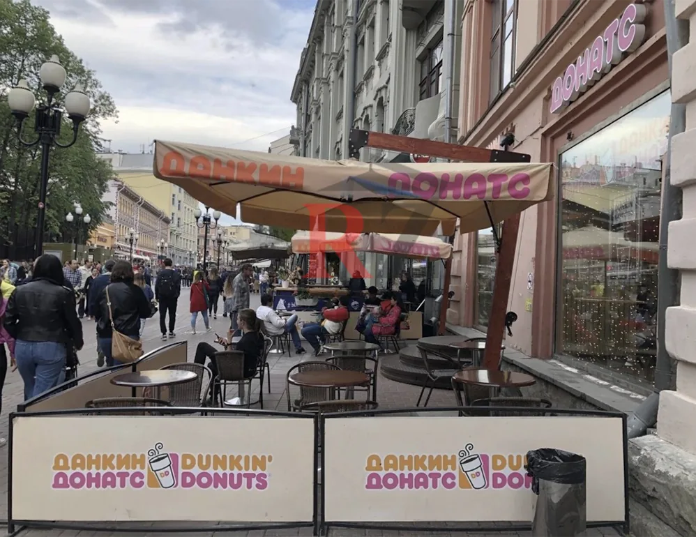 Вечерняя подсветка зонтов на террасе кафе